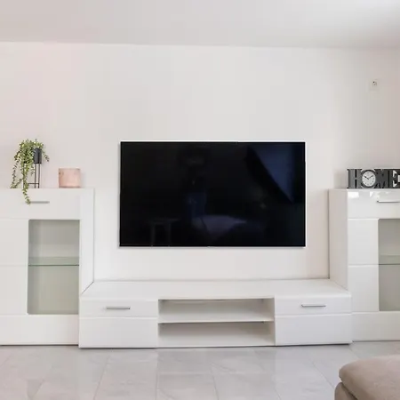 Unique: Modernes 2 Zi. In Der Naehe Von Mercedes Mit Netflix Böblingen